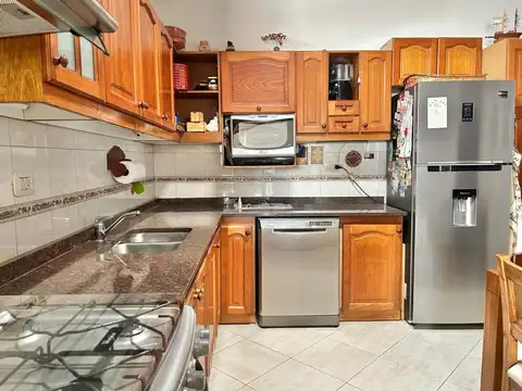 Casa 4 ambientes con 2 baños