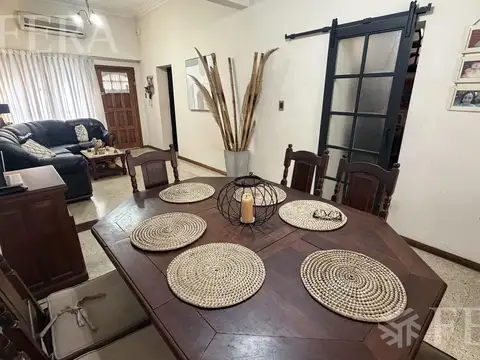 Venta casa con local en Villa Domínico