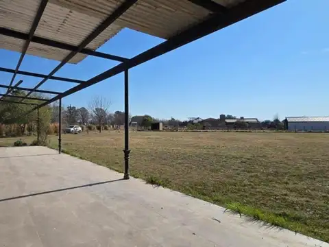 SE VENDE CASA 3 D. 2 BAÑOS. COCHERA. PARQUE DE 8.387M2.