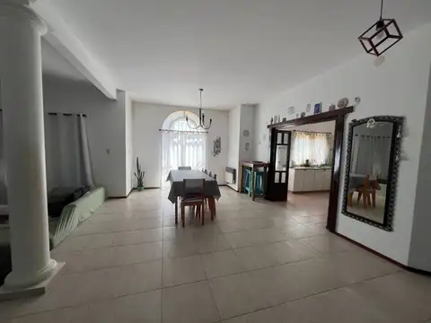 Casa 5 ambientes con 4 baños