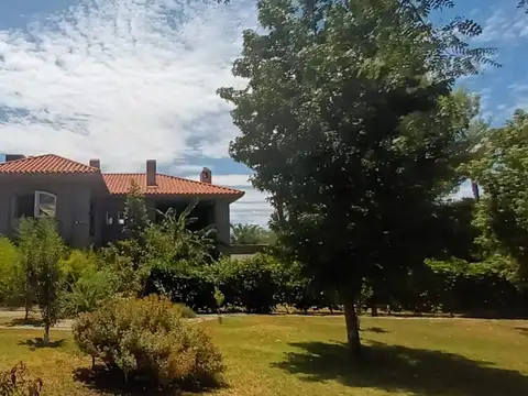Casa de categoría-4 dorm en venta Gllén-parquizado