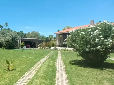 Casa de categoría-4 dorm en venta Gllén-parquizado