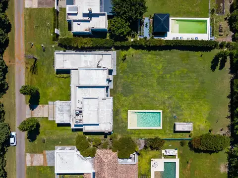 Casa en Alquiler con 2 cocheras