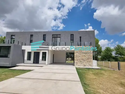 Casa en Barrio La Magdalena, en Barrio Histórico sobre hermoso lote de 1077 m2 en Canning