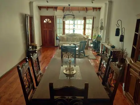 Casa en Venta con 2 cocheras