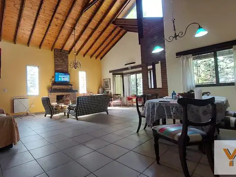 Casa 4 ambientes con 2 baños