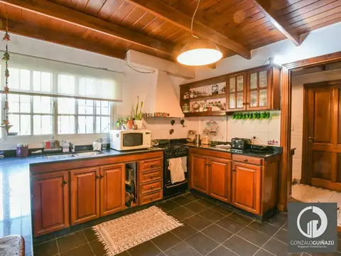 Casa 8 ambientes con 3 baños