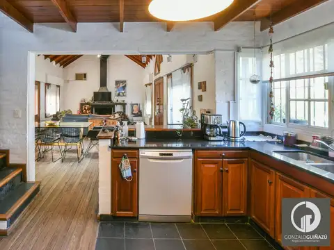 Casa en Alquiler con 2 cocheras