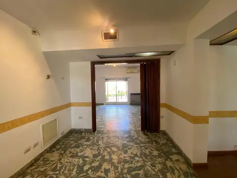 Casa 6 ambientes con 2 baños