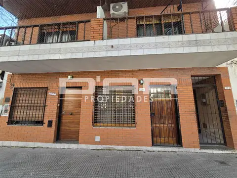 VENTA PH AL FRENTE ENTRADA INDEPENDIENTE CON PATIO CUBIERTO Y BALCÓN - PIERES 1100