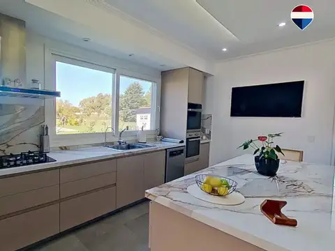 Casa en Alquiler con 1 cochera