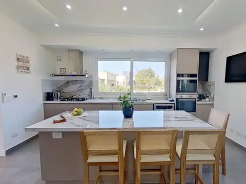 Casa 4 ambientes con 3 baños