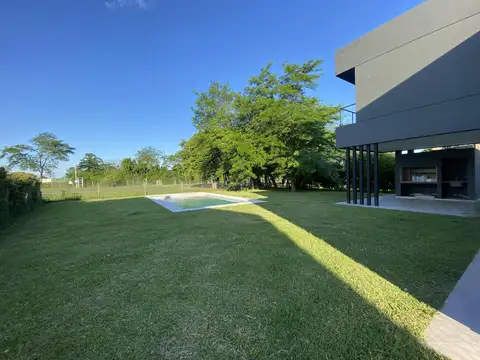 Casa en Venta con 4 cocheras
