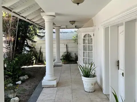 Casa 10 ambientes con 4 baños