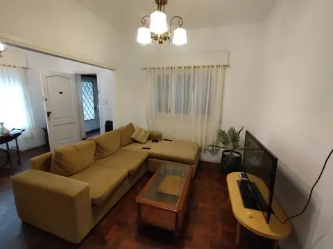 Venta casa 3 ambientes c/ cochera en Bernal centro