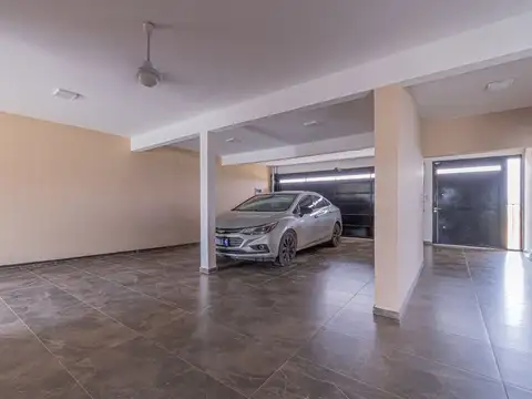 Casa 8 ambientes con 2 baños