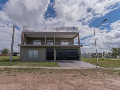 Casa 3 dorm pileta, balcón terraza y vista al río