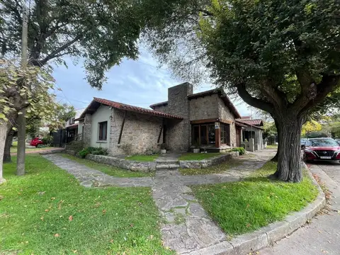VENTA CASA 4 AMBIENTES EN LOS TRONCOS CON COCHERA