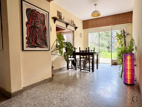 Casa Chalet en venta en Florida. 4 dormitorios. Gran Parque. Excelente ubicación