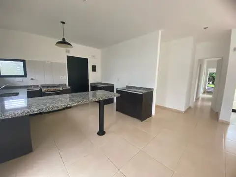 Casa en Alquiler con 2 cocheras