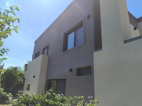 Casa en Alquiler con 2 cocheras