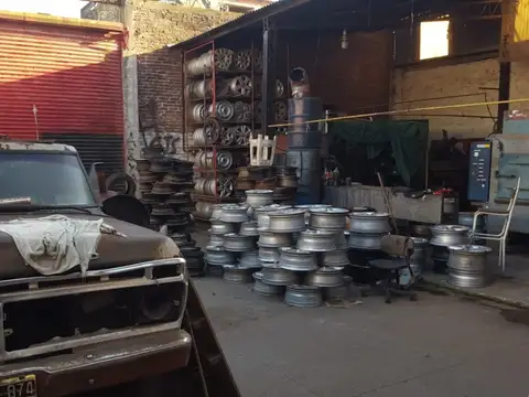 GALPON ESQUINA  ESCOBAR, COLECTORA ESTE Y SPADACCINI,  540 M2 ( CON OFICINAS Y DEPOSITO)