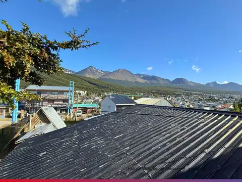 Casa 8 ambientes con 2 baños
