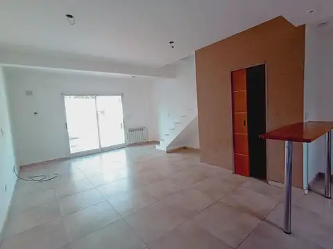 VENTA DE DÚPLEX CON PATIO Y COCHERA - APTO CRÉDITO