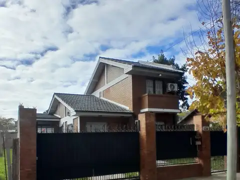 MODERNA CASA 3 AMBIENTES! QUINCHO Y COCHERA CUBIERTAS!