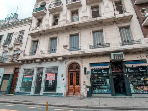 Departamento antiguo 5 ambientes con pisos de pinotea y techos altos – 94 m²