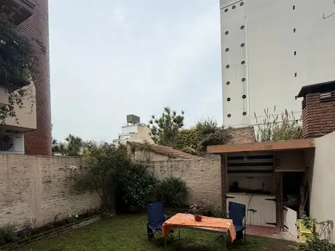 Triplex cuatro ambientes en venta con patio y cochera