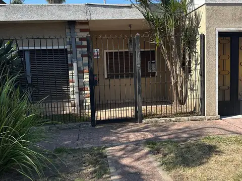 Alquiler Casa 4 ambientes con patio y cochera - Ramos Mejia