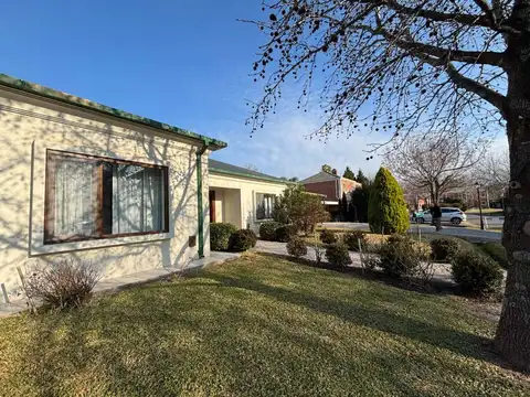 Casa 5 ambientes con 3 baños