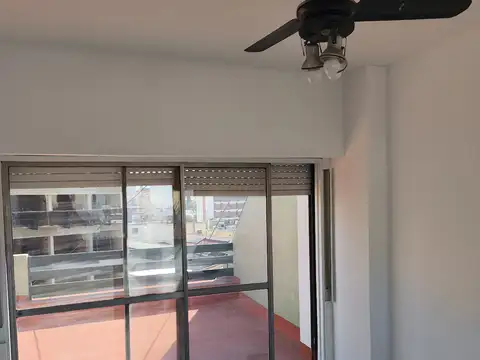 DEPARTAMENTO MONOAMBIENTE CON GRAN BALCÓN TERRAZA – SIN EXPENSAS  LAMADRID 25 – PISO 5º – AVELLANEDA