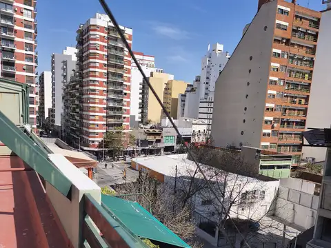 DEPARTAMENTO MONOAMBIENTE CON GRAN BALCÓN TERRAZA – SIN EXPENSAS  LAMADRID 25 – PISO 5º – AVELLANEDA
