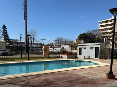 3 ambientes al frente con balcón. Cochera fija. Edificio Terrazas de Guido. Excelente ubicación.