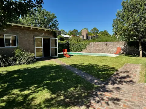 Casa en Rosario de 2 dormitorios, jardin, quincho y pileta