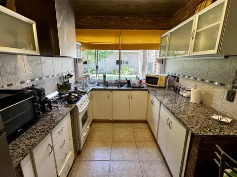 Casa en Rosario de 2 dormitorios, jardin, quincho y pileta