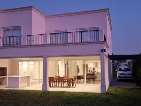 Casa en Barrio Pilar del Este 