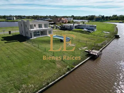 Casa en Venta con 4 cocheras