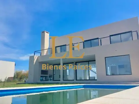 Casa 5 ambientes con 4 baños
