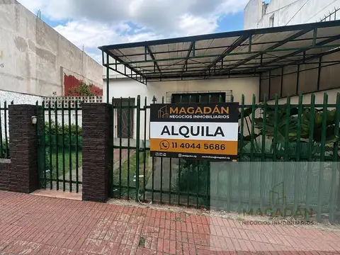 Venta - Casa  a reciclar de 4 ambientes lote propio en Ramos Mejia - acepta permuta- FINANCIACION