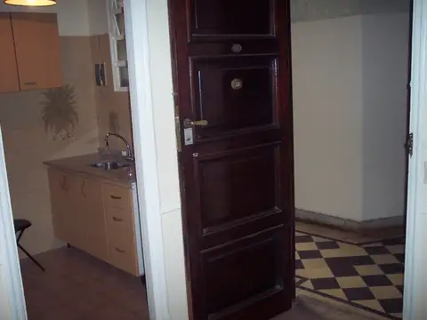 2 Ambientes planta baja amplios con pequeño patio sobre Av. Montes de Oca