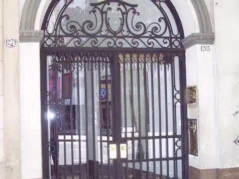 Av. Montes de Oca 1200, Piso PB