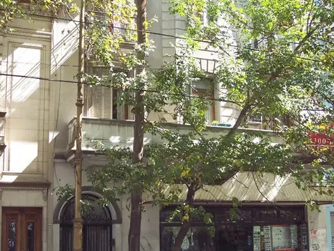 2 Ambientes planta baja amplios con pequeño patio sobre Av. Montes de Oca