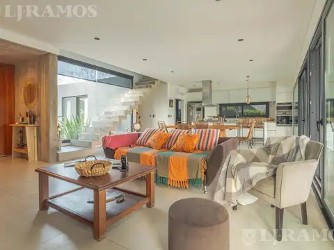 Casa en Venta con 2 cocheras