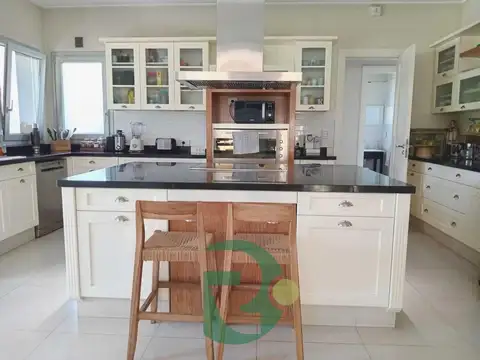 Casa en Venta con 6 cocheras