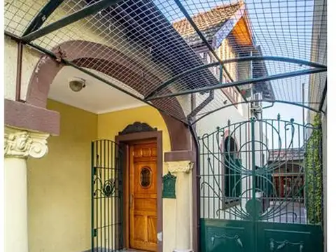 Casa en Venta con 2 cocheras