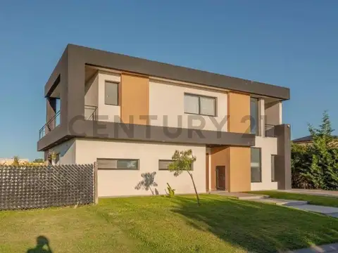 Casa moderna en San Sebastián: diseño, amplitud y naturaleza en un lote de 968 m²