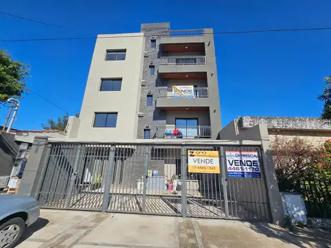 Departamento de  amb. con cochera y Patio